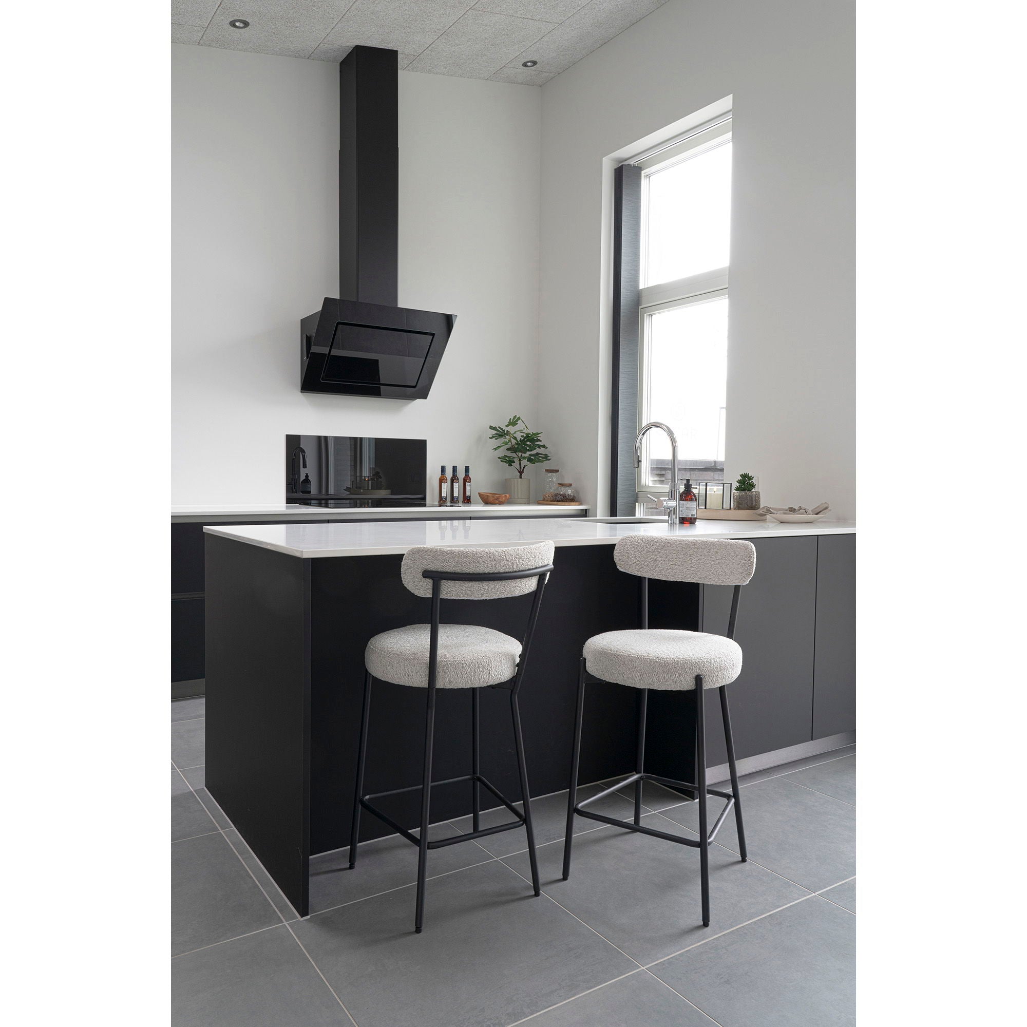 hvid bouclé med sorte ben