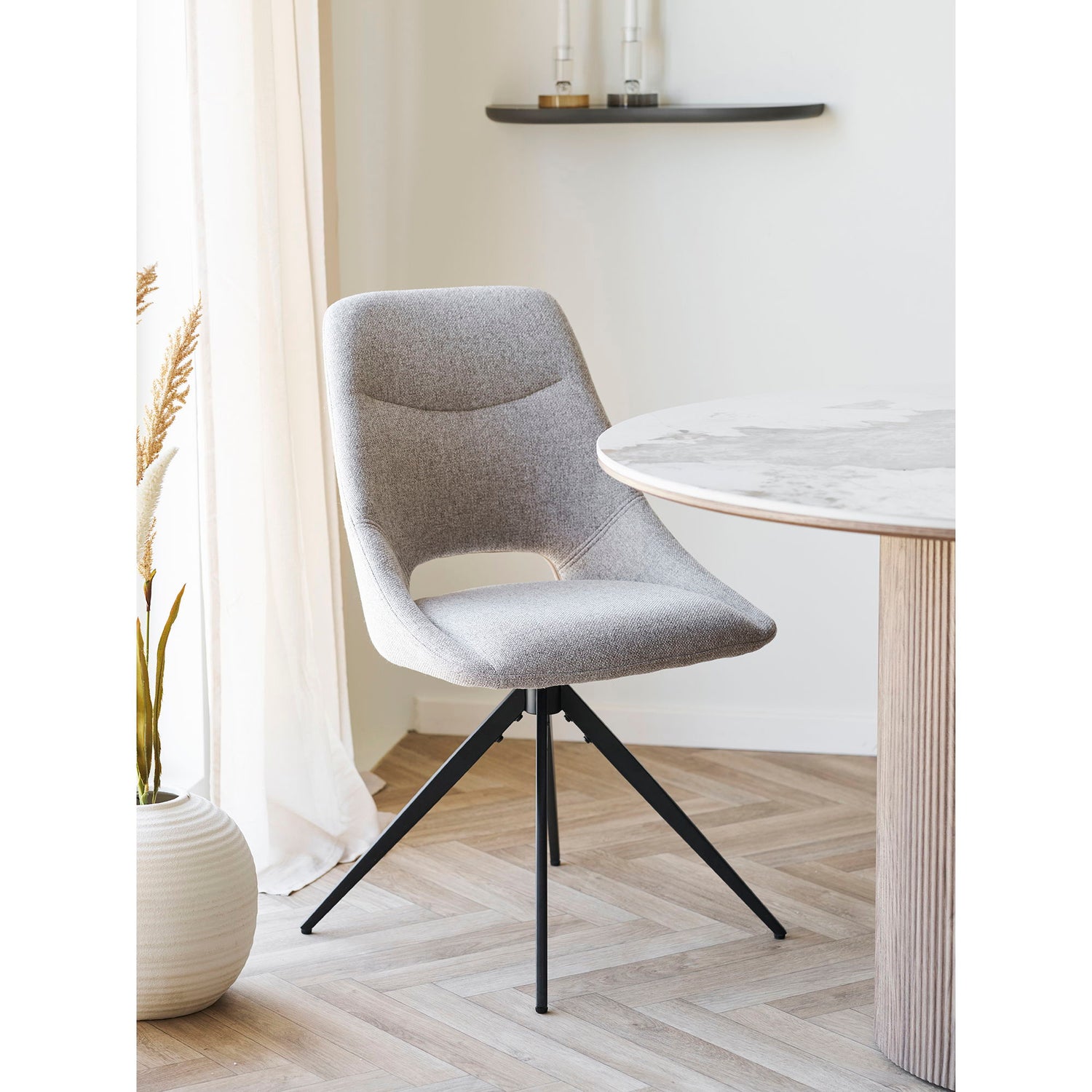 Dokka Dining table chair - Dining table chair with swivel foot, sand, black legs HN1088