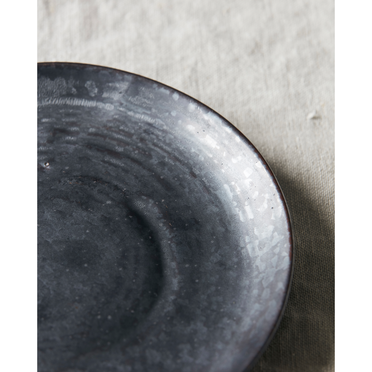 The cake plate, hdpion, black; brown