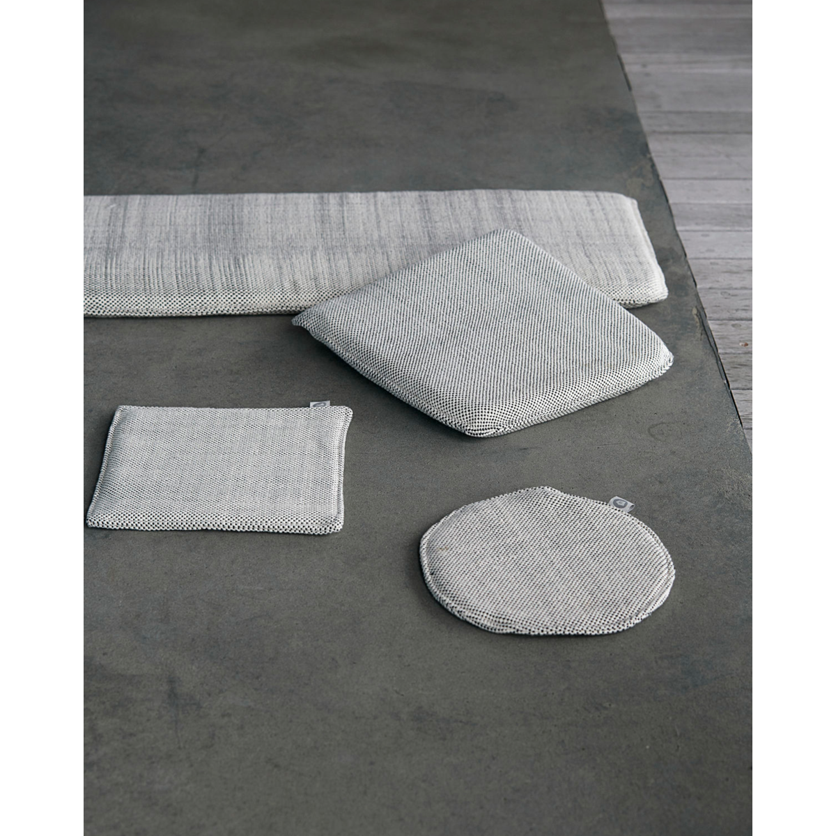 Seating cushion, hdcuun, black; white