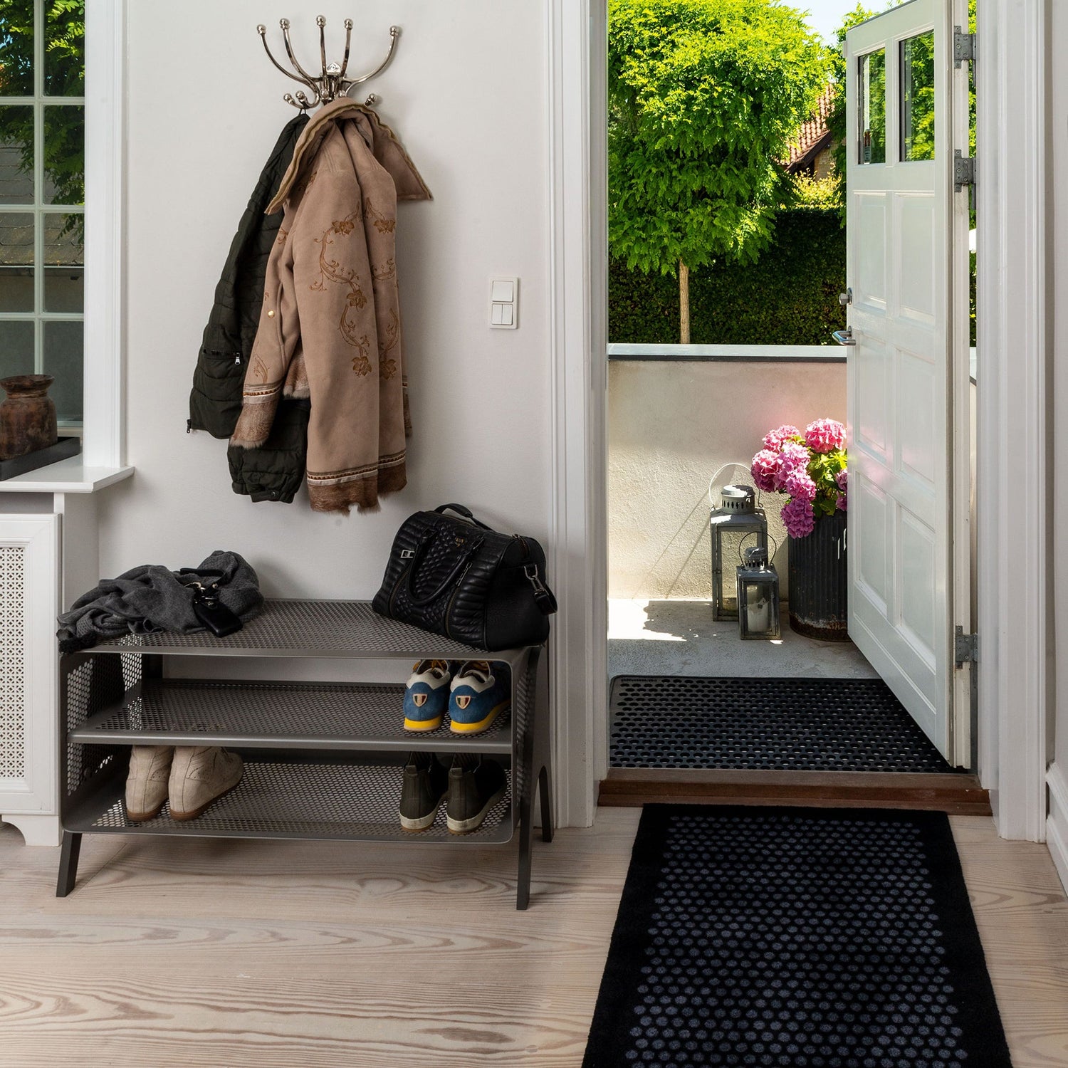 GULVMÅTTE 67 x 150 CM - DOTS/BLACK GREY - Tica Copenhagen - DesignGaragen.dk