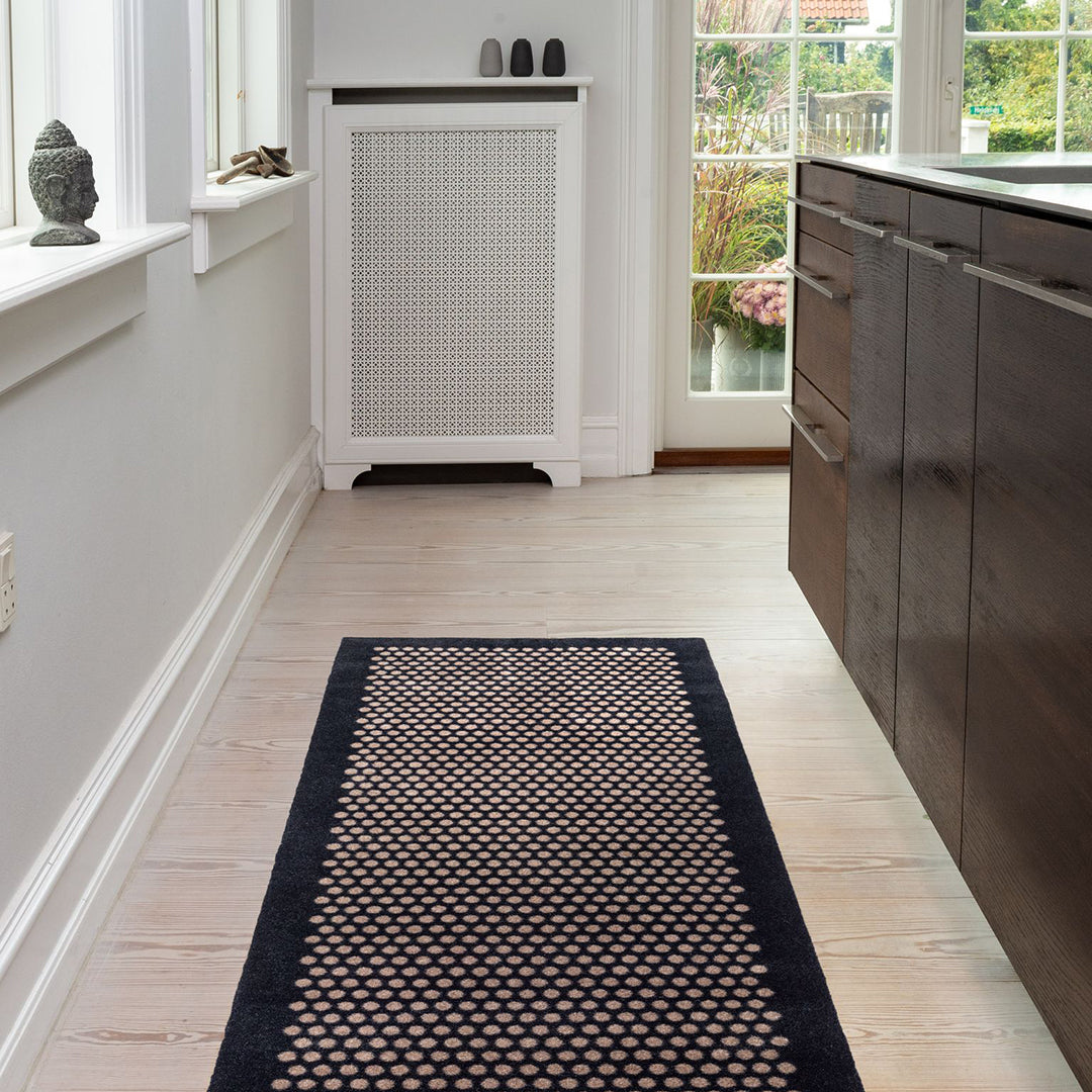 FLOOR MAT 67 x 200 CM DOTS/BLACK SAND - Tica Copenhagen - DesignGaragen.dk