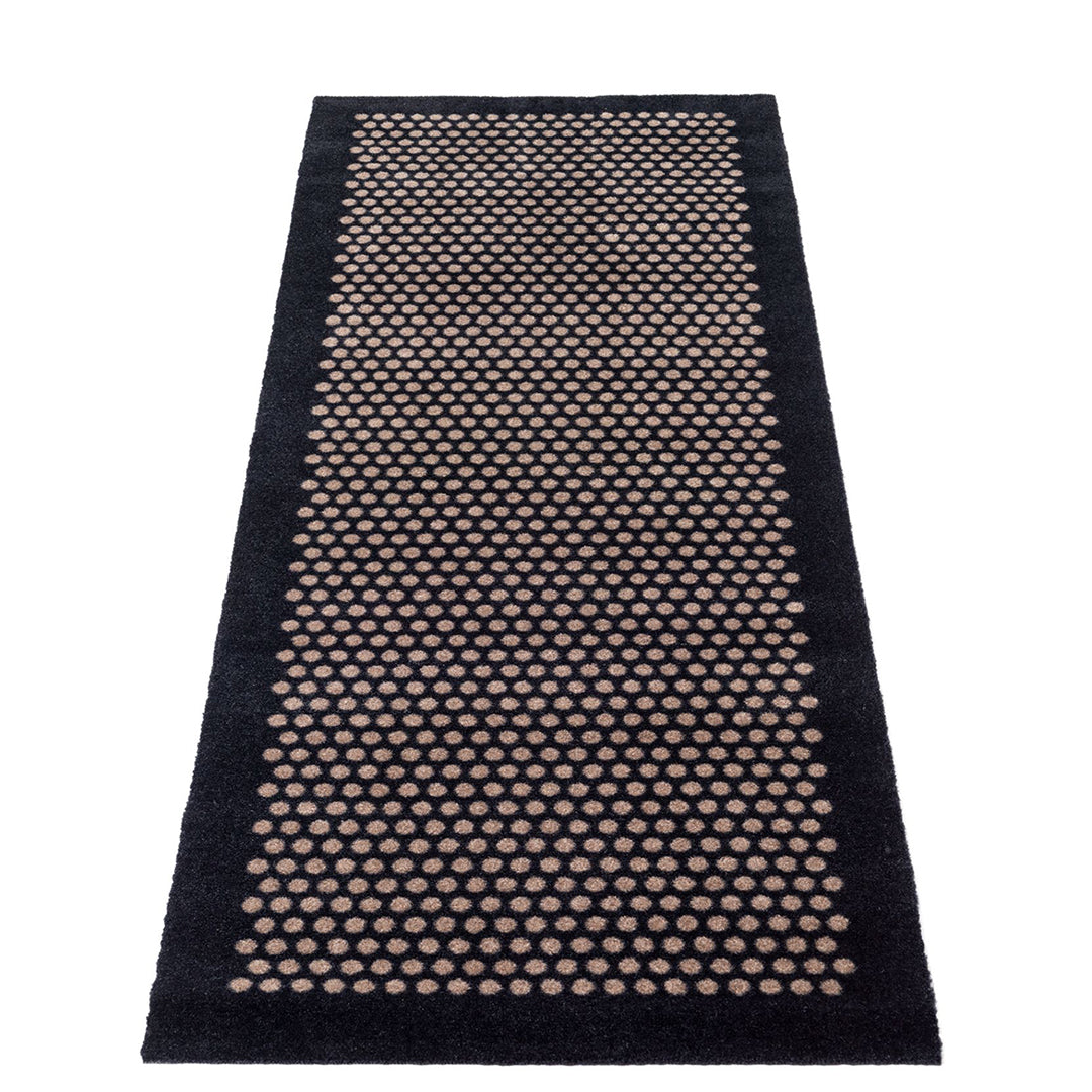 FLOOR MAT 67 x 200 CM DOTS/BLACK SAND - Tica Copenhagen - DesignGaragen.dk