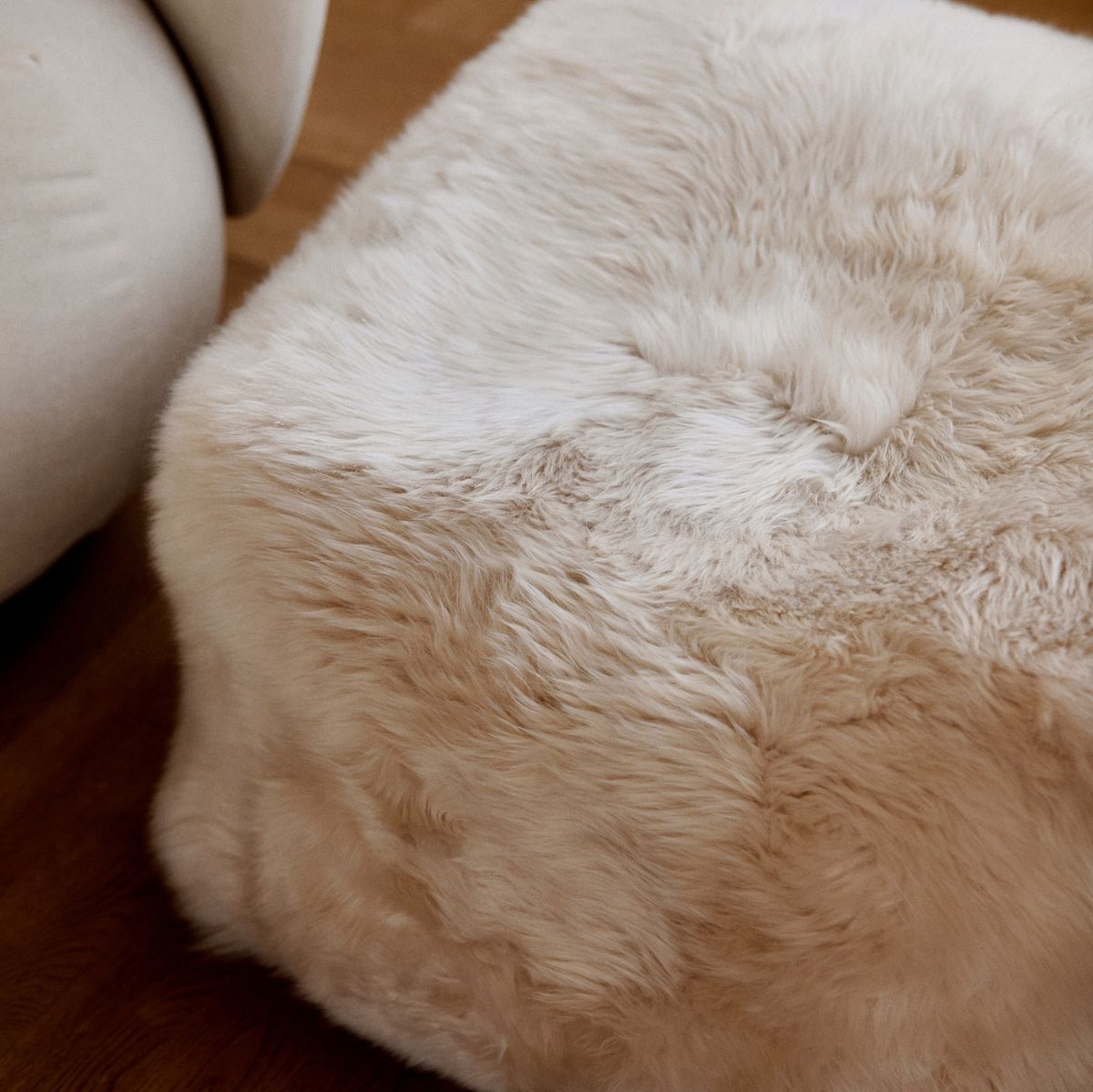 Square pouf | Long-haired | New Zealand | Leather back
