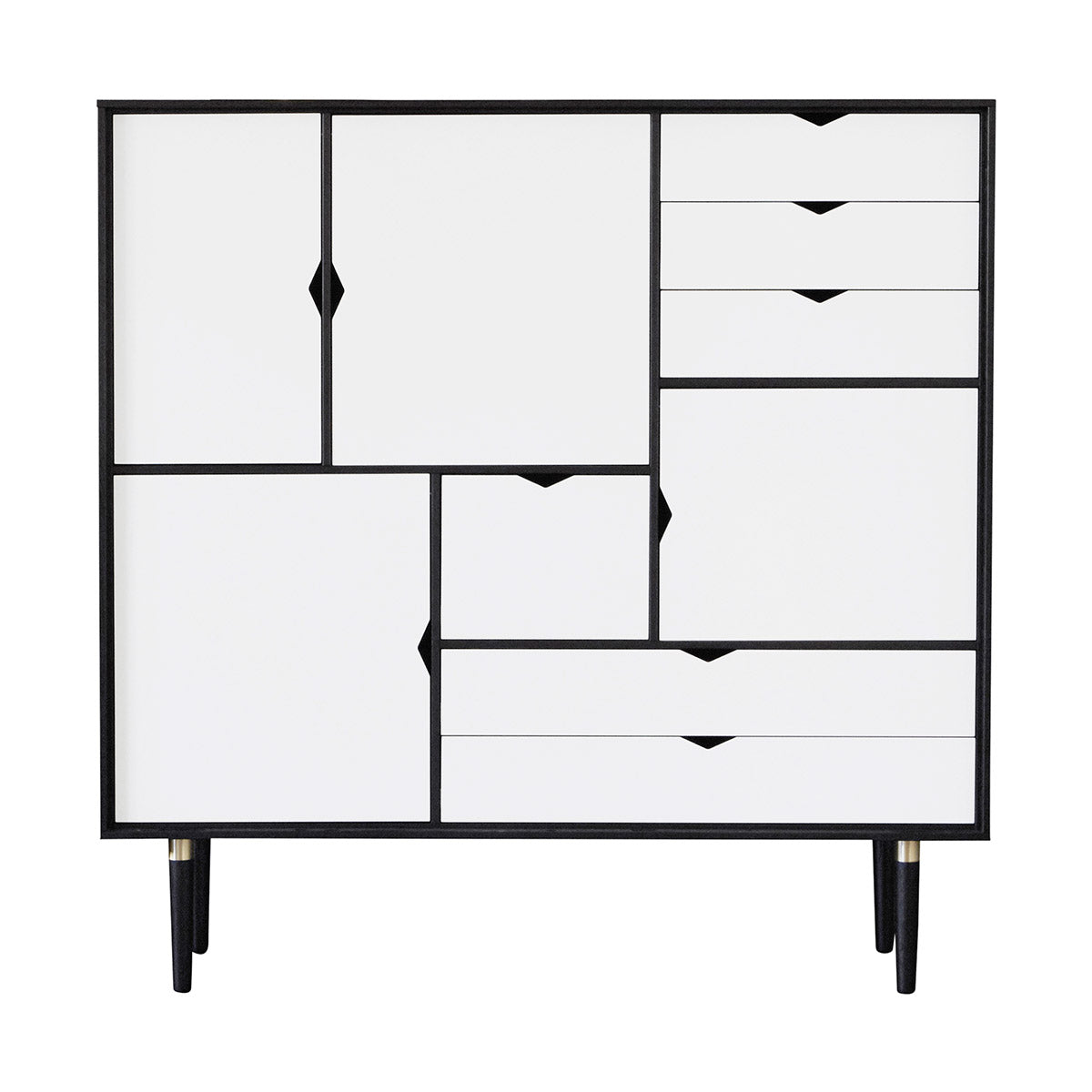 Andersen Furniture - S3 opbevaringsmøbel i sort med hvide fronter - B130xD43xH132 cm - Andersen Furniture - DesignGaragen.dk