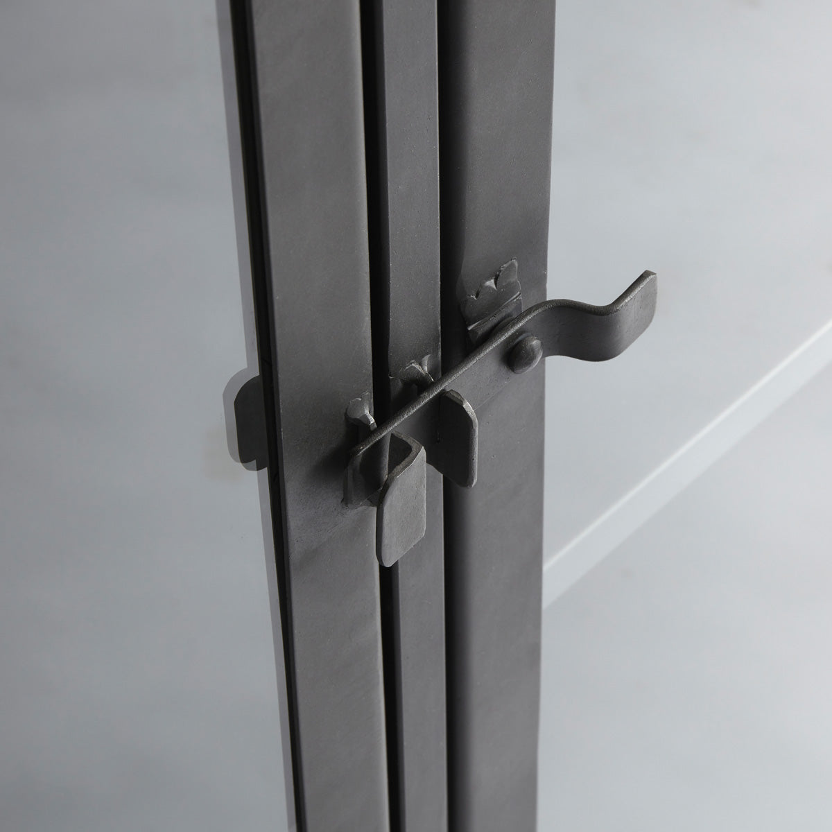 Vitrine skab Boston - Sort (LGB) - Jern - W: 110 H: 130 D: 40 cm - Muubs - DesignGaragen.dk