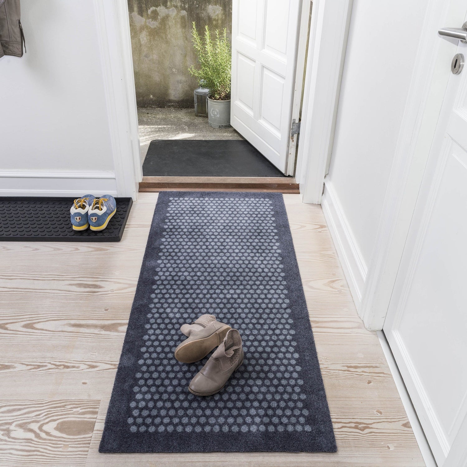 GULVMÅTTE 67 x 150 CM - DOTS/GREY - Tica Copenhagen - DesignGaragen.dk