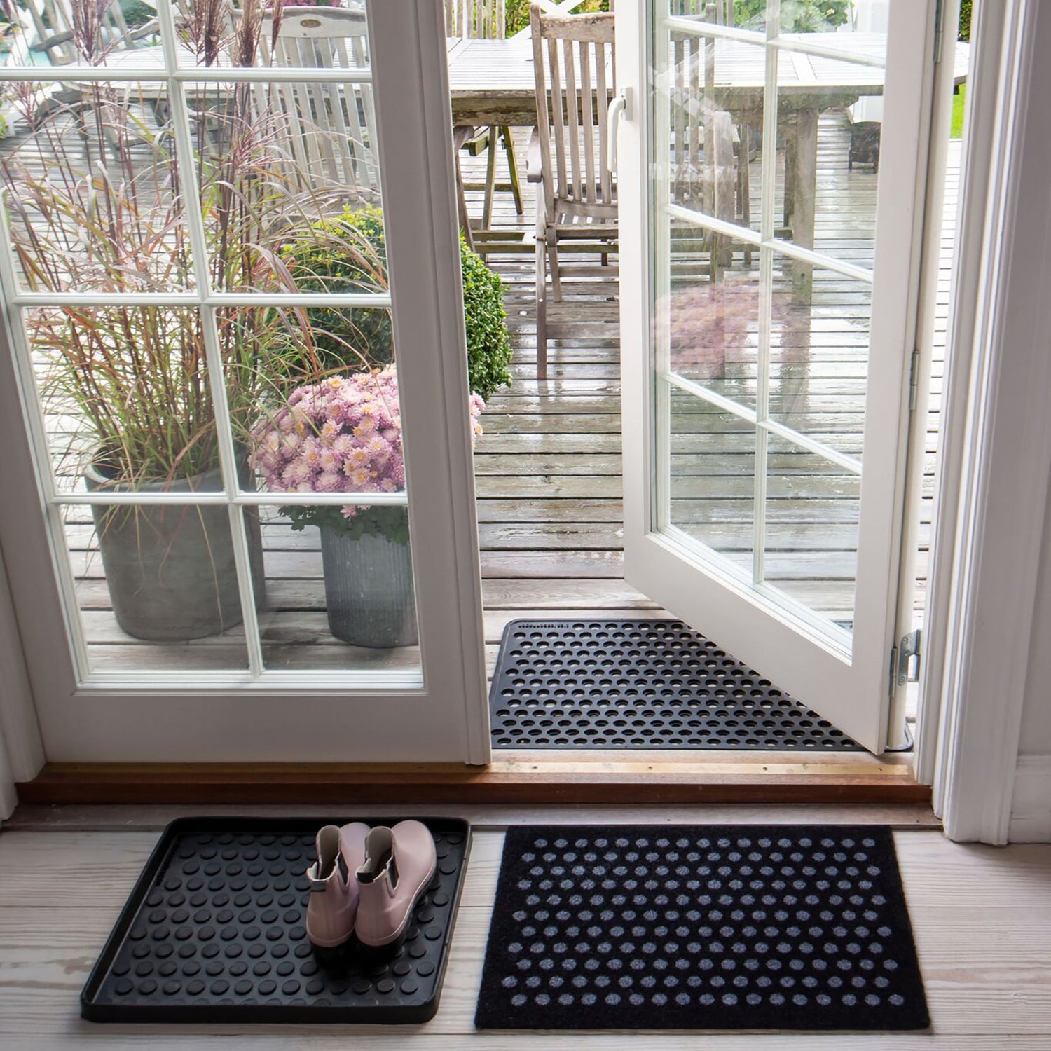 GULVMÅTTE 40 x 60 cm - DOT/BLACK - Tica Copenhagen - DesignGaragen.dk