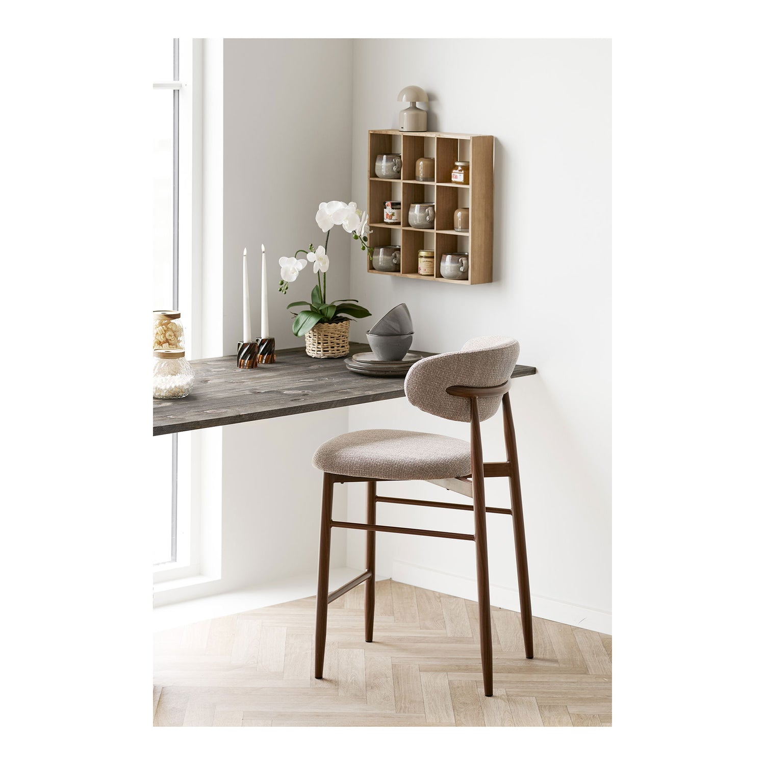 Levanto Counter chair - Counter chair, sand, wood look legs, walnut HN1302