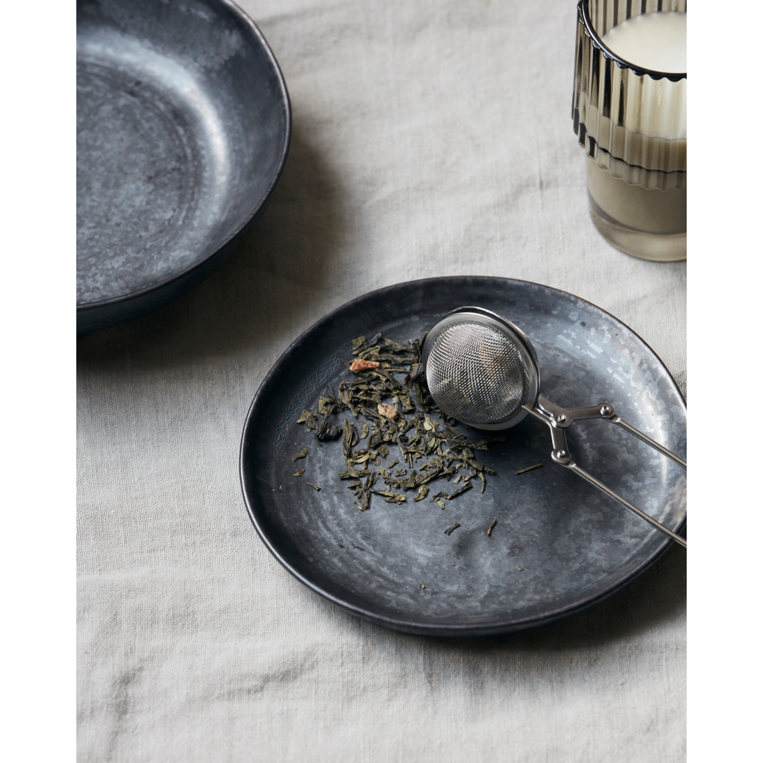 The cake plate, hdpion, black; brown