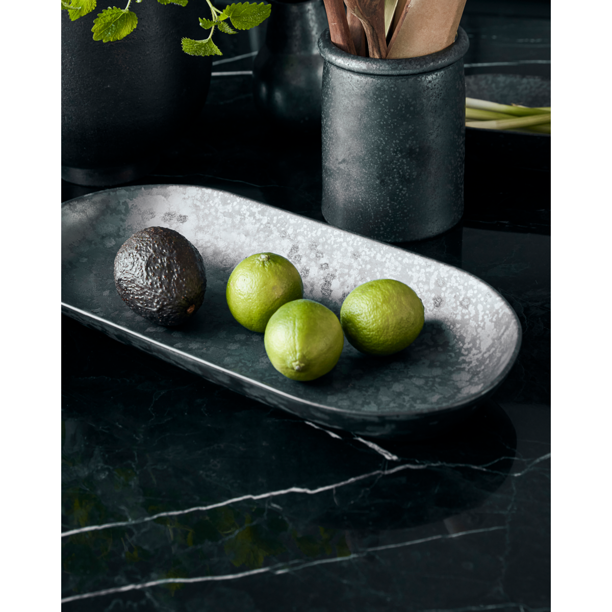 Serving dish, hdpion, black; brown