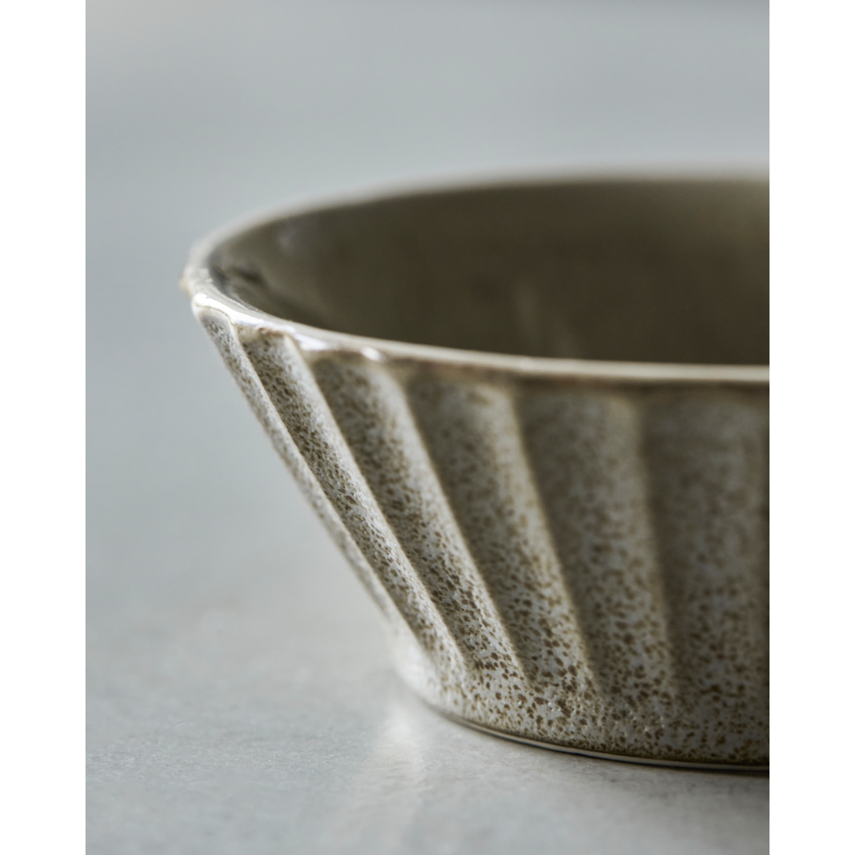Bowl, hdpleat, gray; brown
