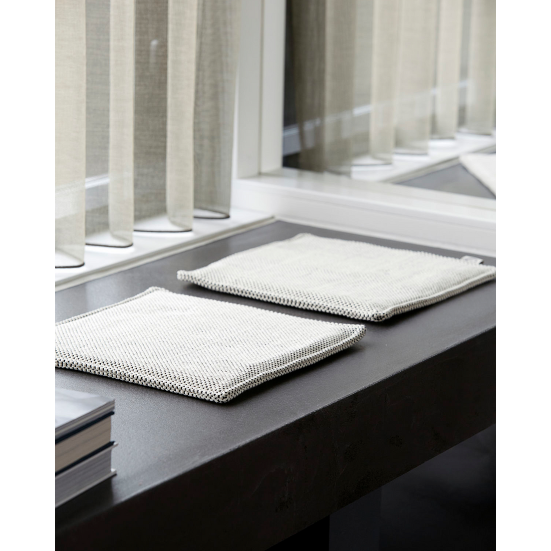 Seating cushion, hdcuun, black; white