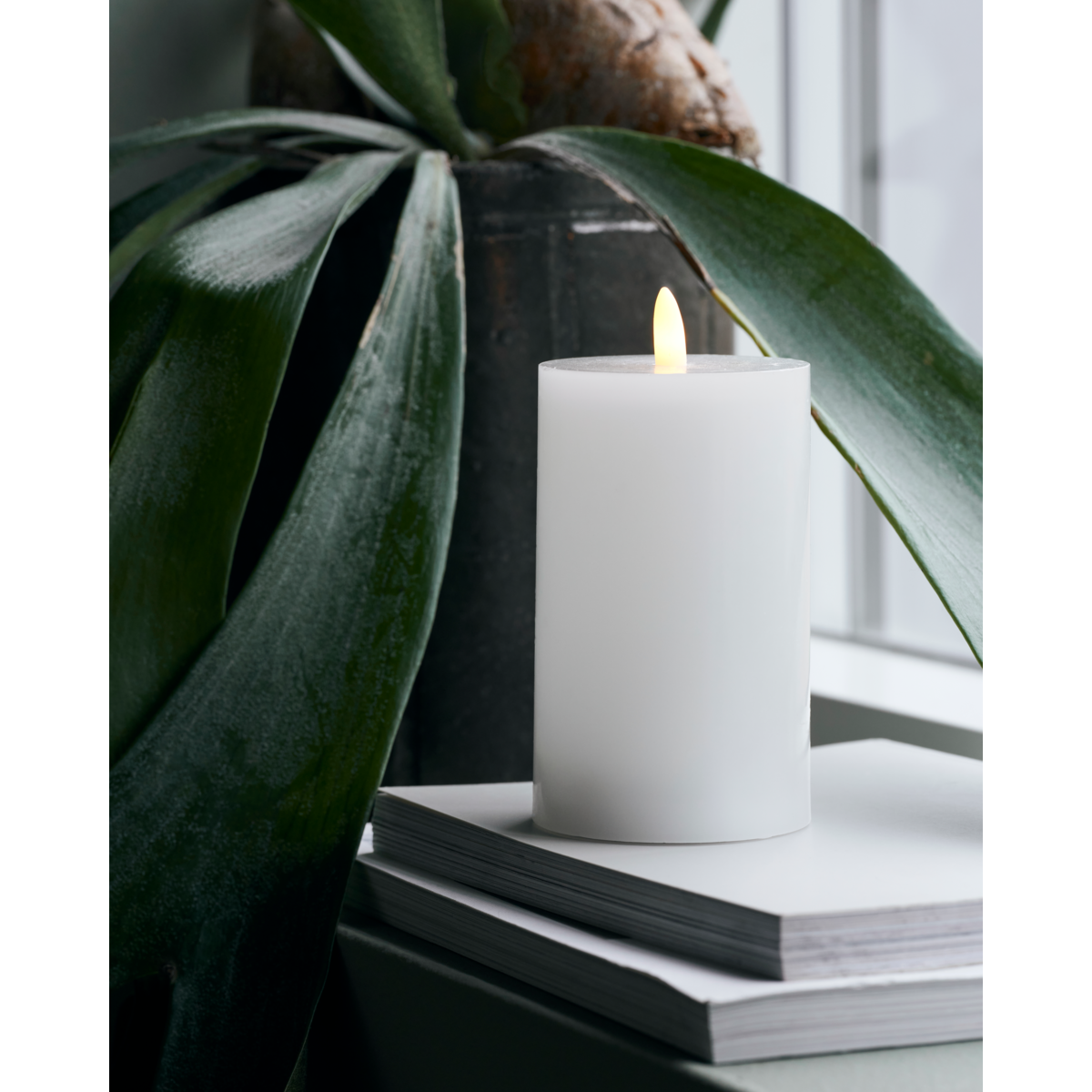 Light, hdled, white