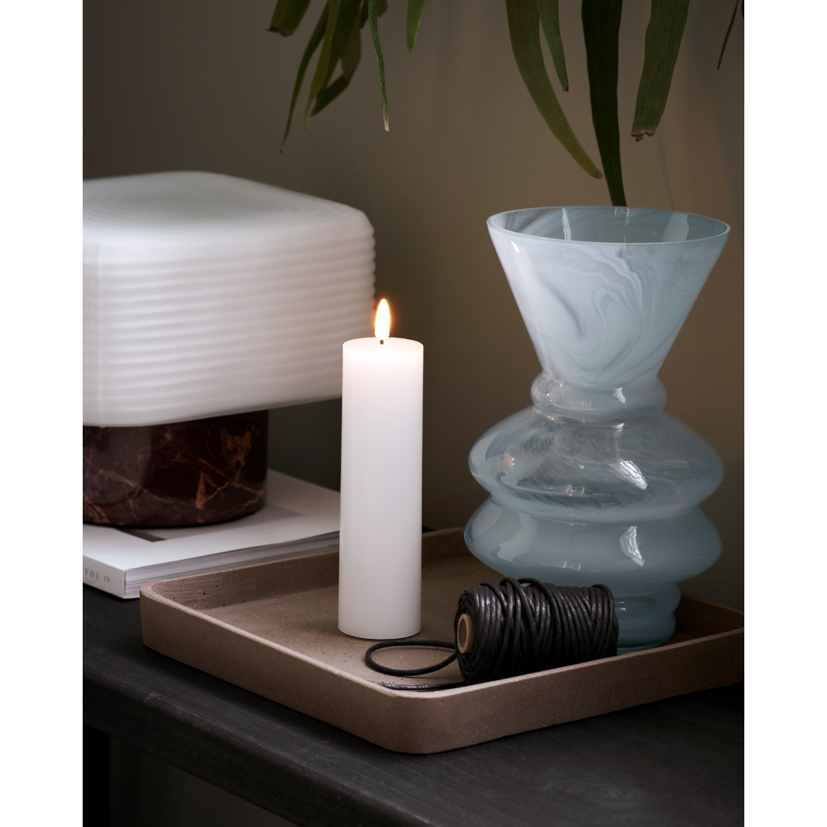 Light, hdled, white
