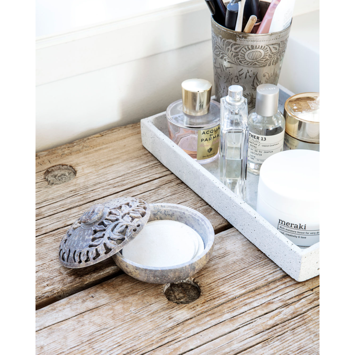Cleaning sponge to the face, white