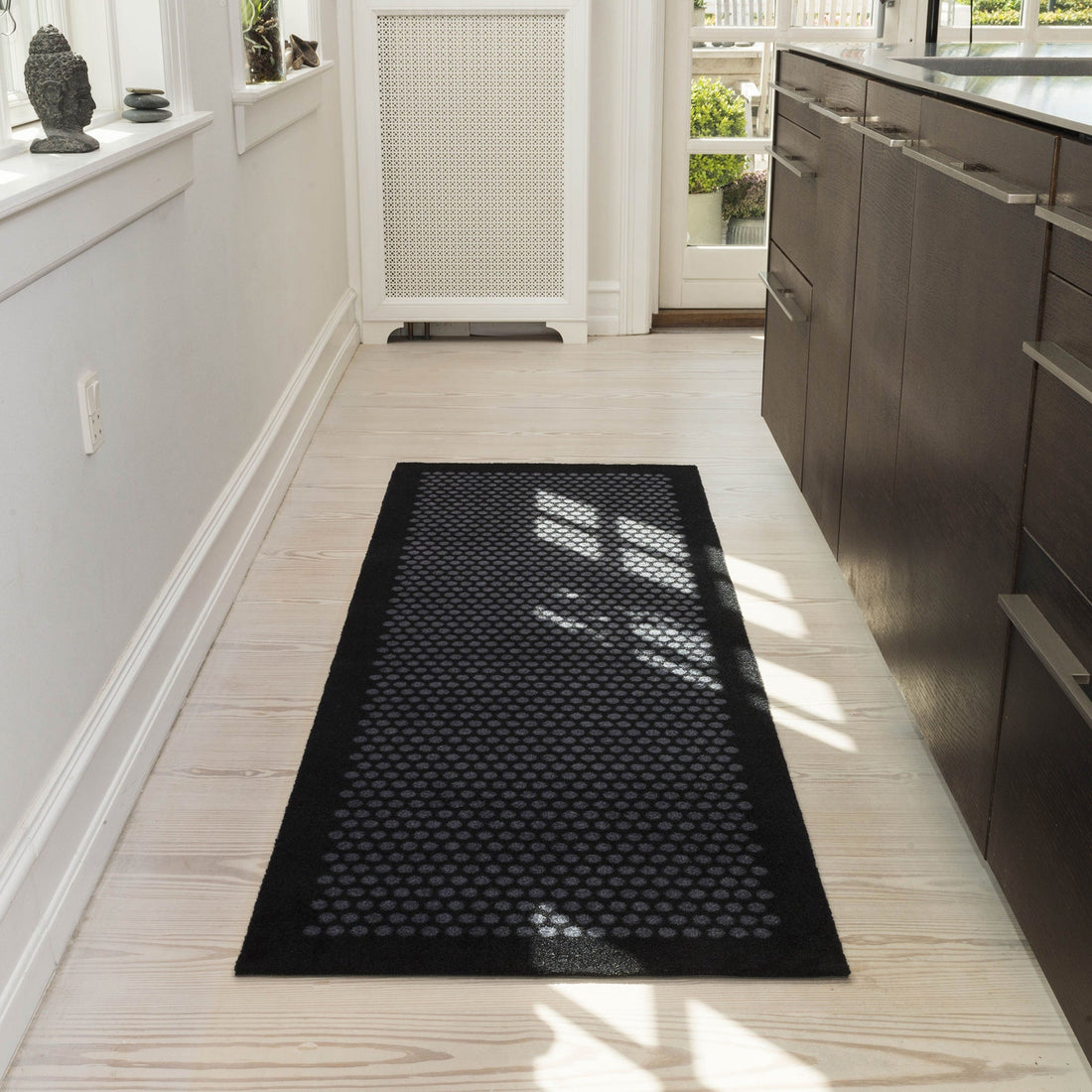 Floor mat 67 x 200 cm - dots/black