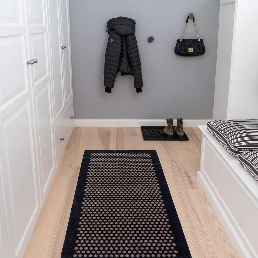 Floor mat 67 x 200 cm dots/black sand