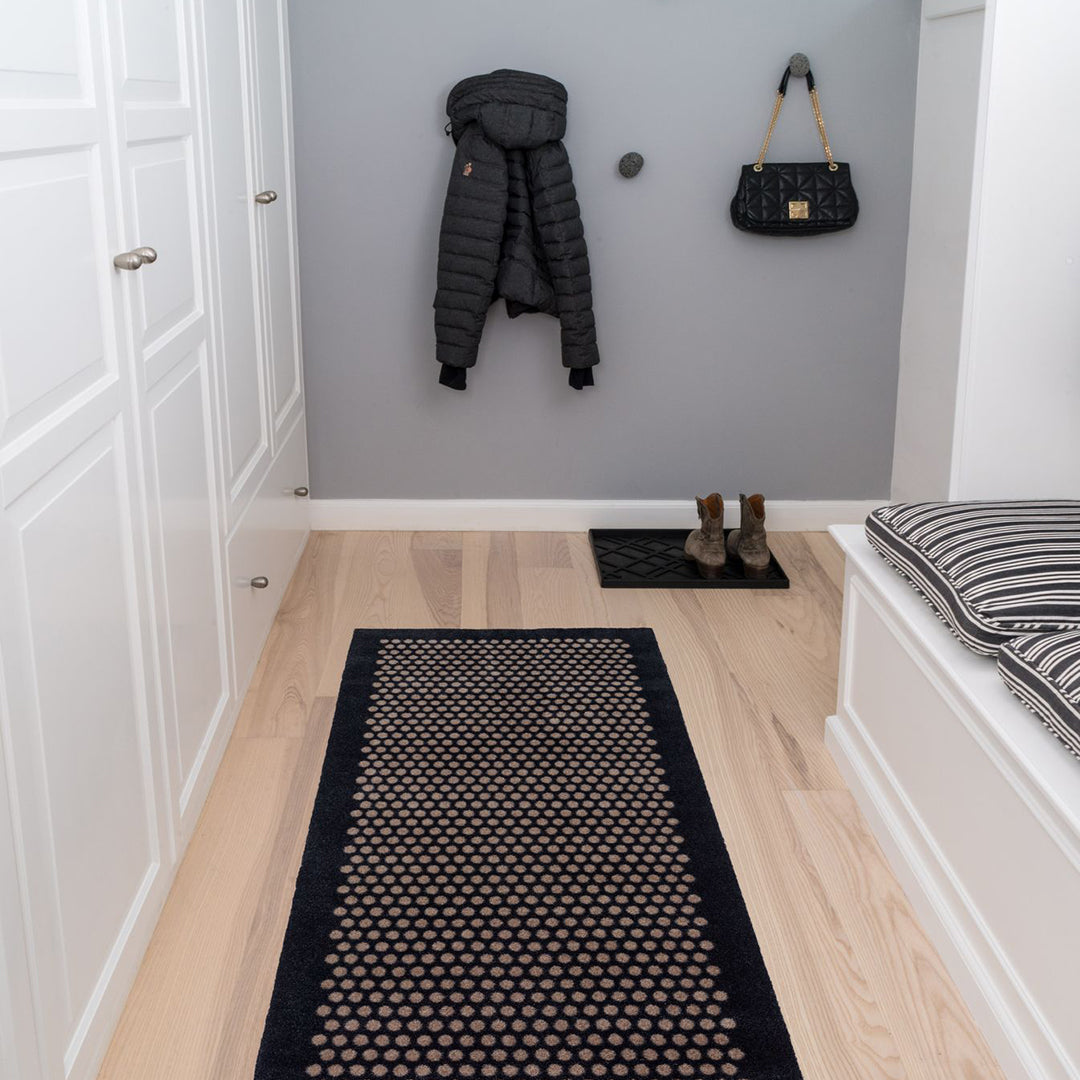FLOOR MAT 67 x 200 CM DOTS/BLACK SAND - Tica Copenhagen - DesignGaragen.dk
