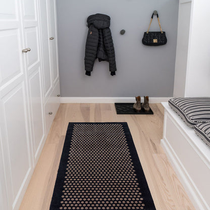 FLOOR MAT 67 x 200 CM DOTS/BLACK SAND - Tica Copenhagen - DesignGaragen.dk