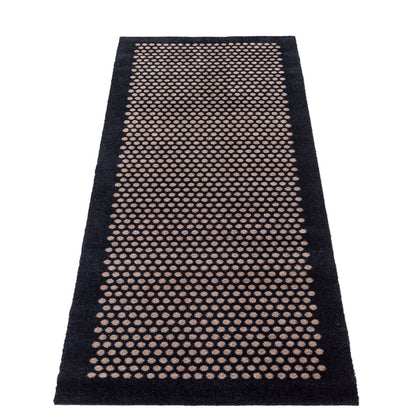 FLOOR MAT 67 x 200 CM DOTS/BLACK SAND - Tica Copenhagen - DesignGaragen.dk