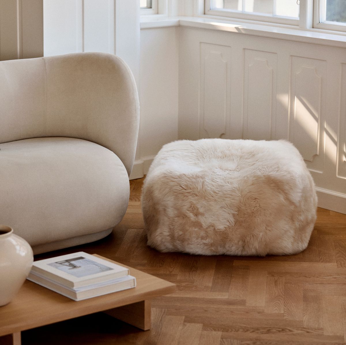 Square pouf | Long-haired | New Zealand | Leather back