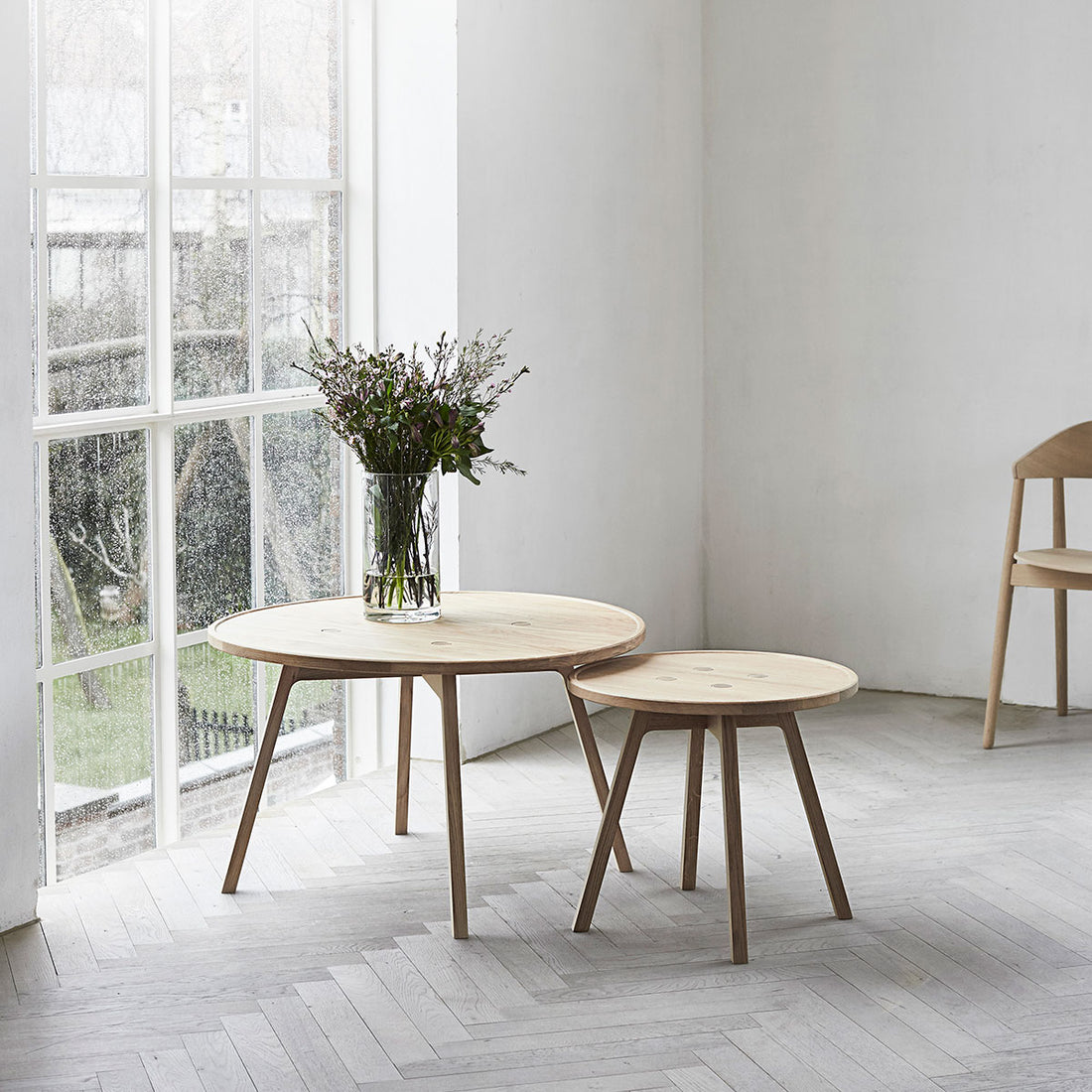 Andersen Furniture C2 sofabord - eg/hvidpigmenteret - Ø50xH43,5 cm - DesignGaragen.dk.