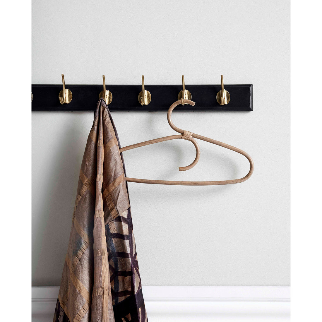 Edgy hooks in wood with 6 brass hooks - 60 cm - black