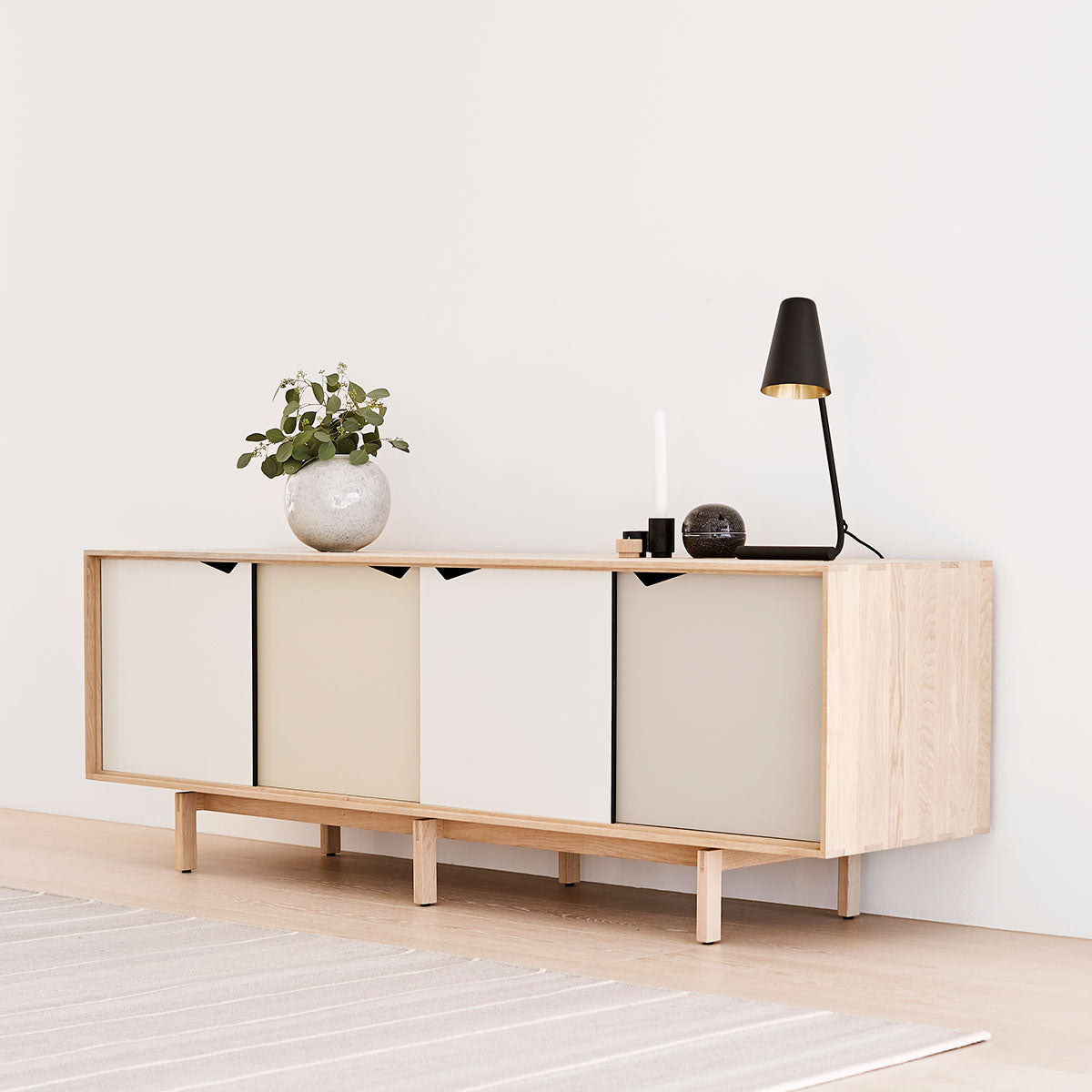 Andersen Furniture - S1 sideboard - L200xD50xH68 cm - eg/sæbe med flerfarvede låger - Andersen Furniture - DesignGaragen.dk