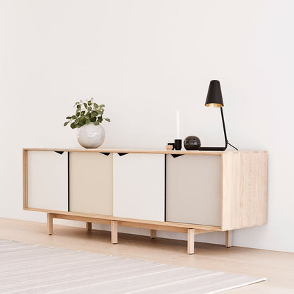 Andersen Furniture - S1 sideboard - L200xD50xH68 cm - eg/sæbe med flerfarvede låger - Andersen Furniture - DesignGaragen.dk