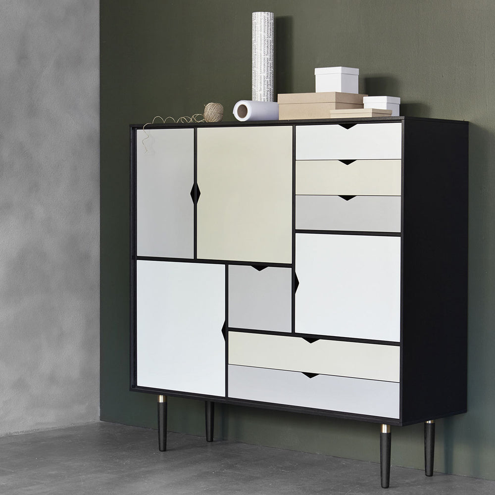 Andersen Furniture S3 opbevaringsmøbel i sort med flerfarvede fronter  -  B130xD43xH132 cm - DesignGaragen.dk.