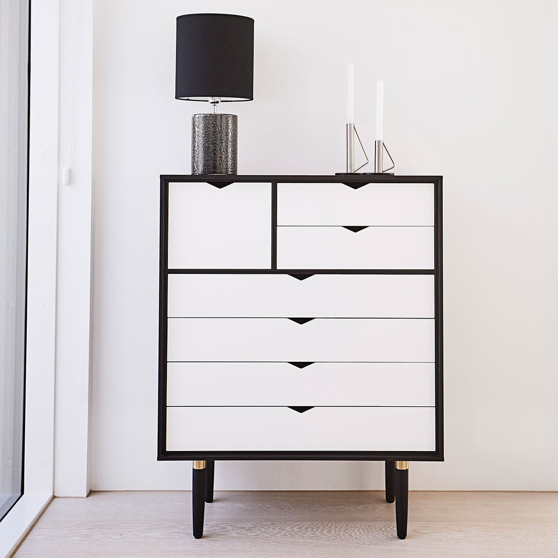 Andersen Furniture S8 kommode  i sort med hvide fronter - B83xD43xH107 cm - DesignGaragen.dk.