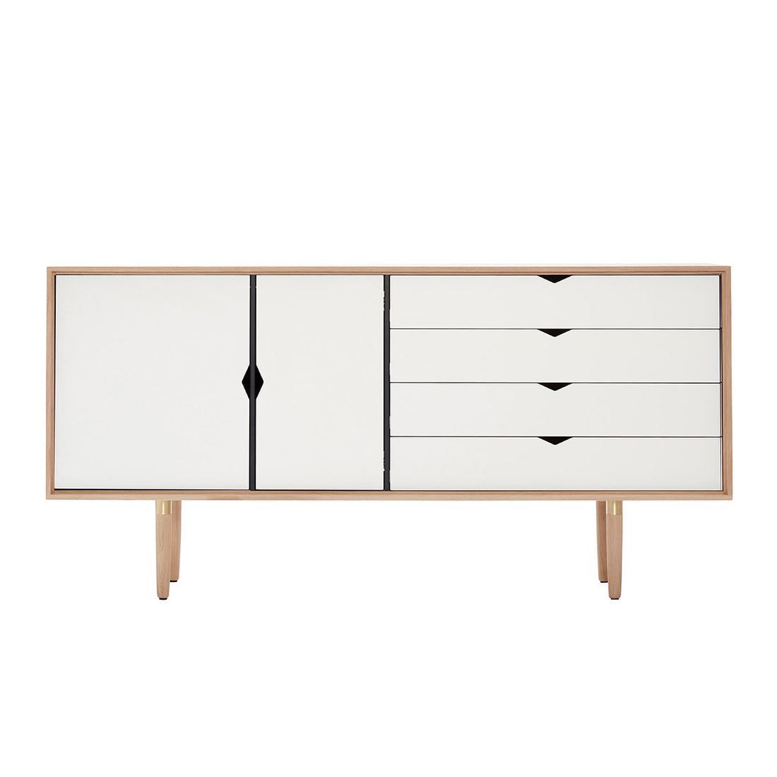 Andersen Furniture S6 sideboard i eg/sæbe med hvide fronter - B163xD43xH80 cm - DesignGaragen.dk.