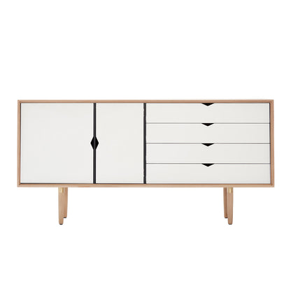 Andersen Furniture S6 sideboard i eg/sæbe med hvide fronter - B163xD43xH80 cm - DesignGaragen.dk.