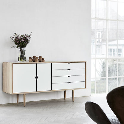 Andersen Furniture S6 sideboard i eg/sæbe med hvide fronter - B163xD43xH80 cm - DesignGaragen.dk.