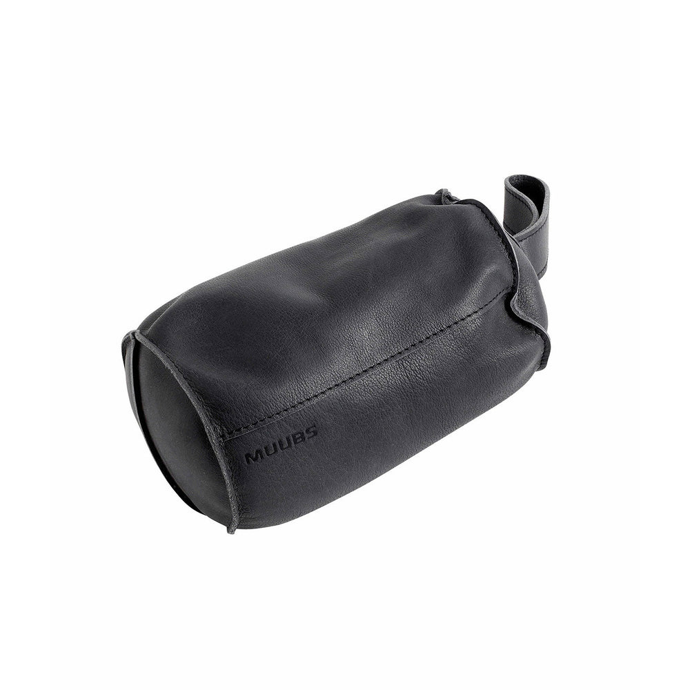 Muubs Dørstopper Camou 3 kg. - Sort MUUBS 11 - Bøffel læder MUUBS 11 - H: 20 Ø: 12 cm - DesignGaragen.dk.