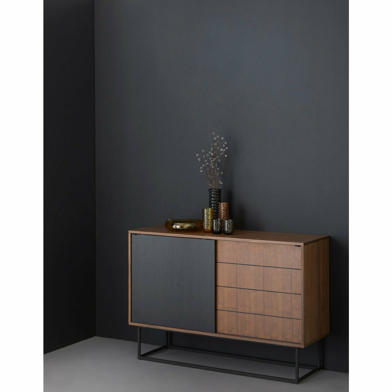 WOUD -  Virka sideboard (High) - Walnut/black