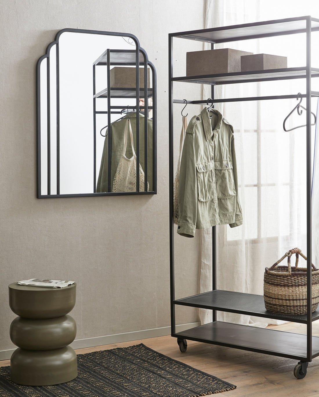 Skylark mirror in iron, 102x82 cm - black