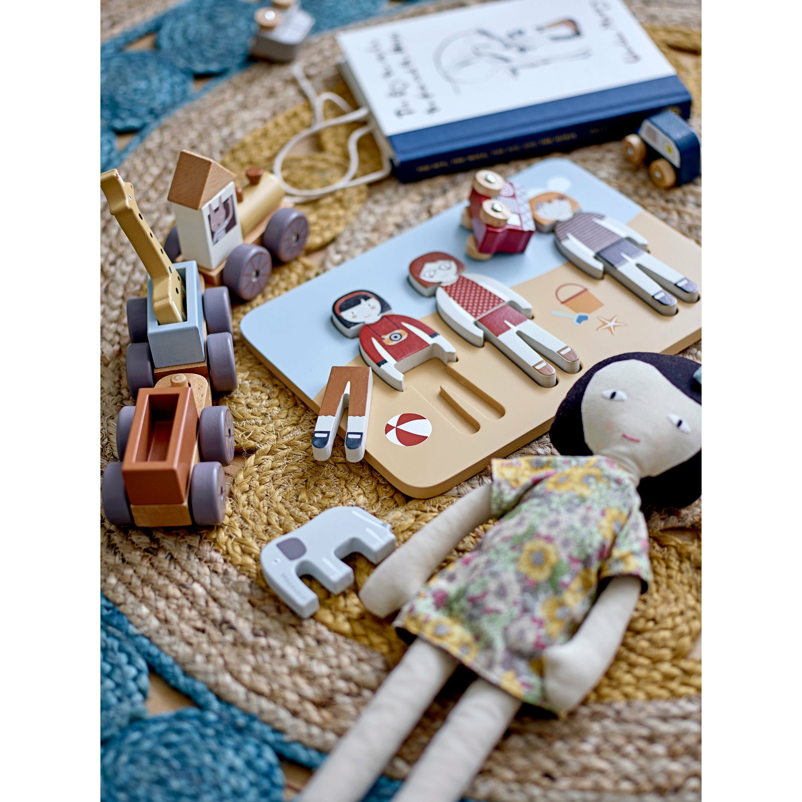 BLOOMINGVILLE MINI Marlin Tæppe, Blå, Jute - D119 cm - DesignGaragen.dk.